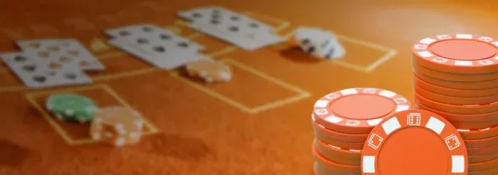 Cabecera de una nota con consejos de blackjack: naipes repartidos y fichas apiladas sobre el paño.
